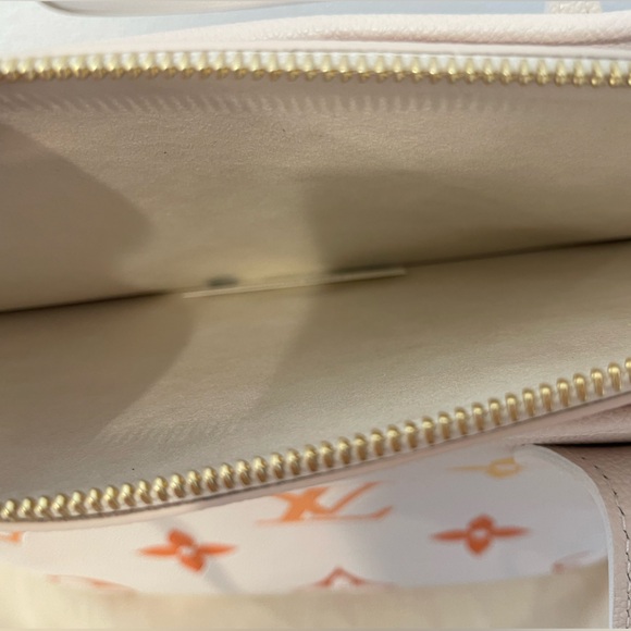 16. Louis Vuitton Empreinte Monogram Giant By The Pool Never full - Picture 9 of 10